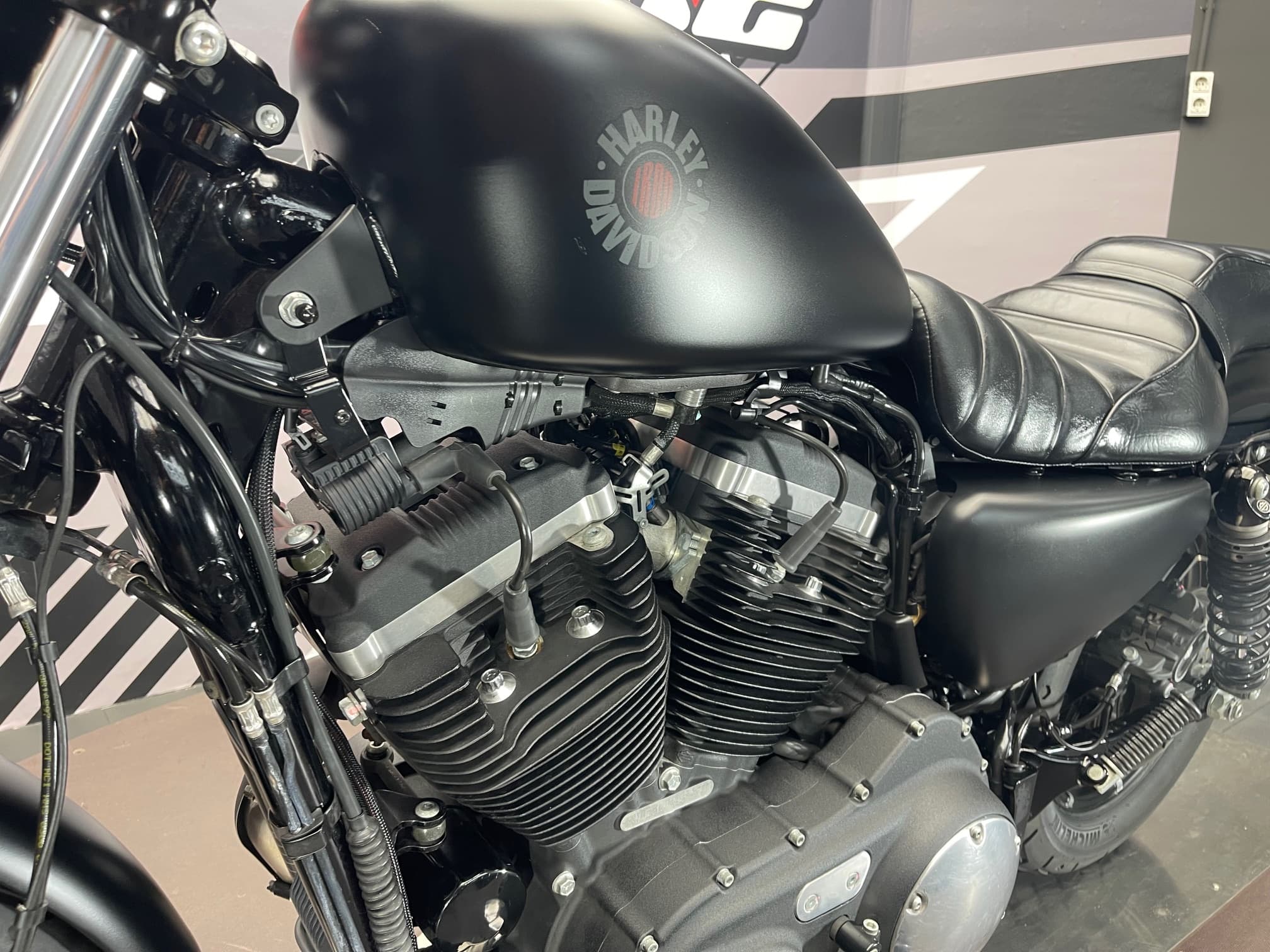 HARLEY DAVIDSON SPORTSTER 883 IRON - Image 21